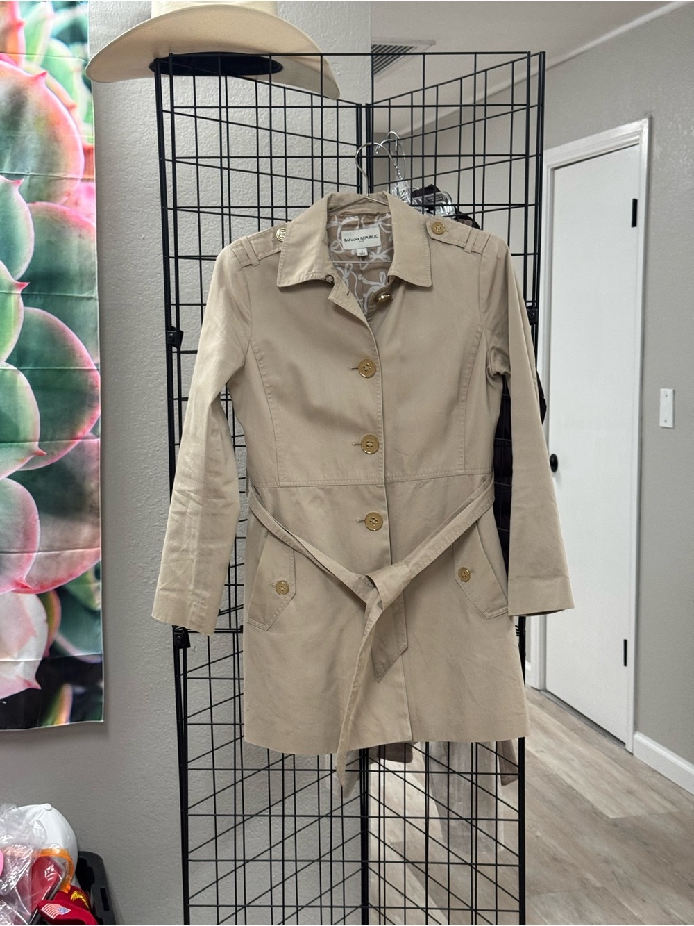 Banana Republic Khaki Trench Coat with Belt Gold button size small pit 19 L 32โ